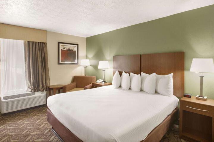 Clarion Pointe Morrow - Atlanta South Hotel Room photo